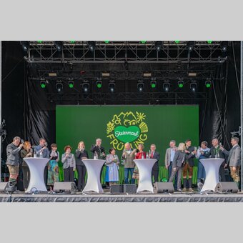 Eröffnung des Steiermark-Frühlings auf der großen Hauptbühne von links: Landtagspräsident Gerald Deutschmann, Landesrätin Simone Schmiedtbauer, Landesrat Stefan Hermann, Österreich Werbung-GF Astrid Steharnig-Staudinger, Staatssekretärinnen Elisabeth Zehetner und Barbara Eibinger-Miedl, Moderator Thomas Axmann, Landeshauptmann-Vize Manuela Khom, Landeshauptmann Mario Kunasek, Moderatorin Angelika Ertl, Landtagspräsident Wien Ernst Woller, Staatssekretär Jörg Leichtfried, Bundesministerin Klaudia Tanner, Landesrat Hannes Amesbauer, Sternekoch Heinz Reitbauer, Landesrat Willibald Ehrenhöfer und STG-Geschäftsführer Michael Feiertag | RENE STRASSER     FOTOGRAF | © STG | René Strasser
