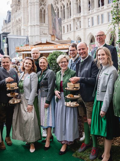 Die steirischen Erlebnisregionen beim Steiermark-Frühling, von links: Ute Gurdet (GF Hochsteiermark), Michael Feiertag (GF STG), Susanne Haubenhofer (GF Region Graz), Stefan Schindler (GF Oststeiermark), Pamela Binder (GF Ausseerland Salzkammergut), Evelyn Schweinzger (GF Südsteiermark), Lukas Bencsics (GF Murau), Mathias Schattleitner (GF Schladming-Dachstein), Christian Contola (GF Thermen- und Vulkanland), Isabella Painhapp (GF Murtal), Andreas Jandrischits (GF Erzberg Leoben) | © STG | Michaela Lorber