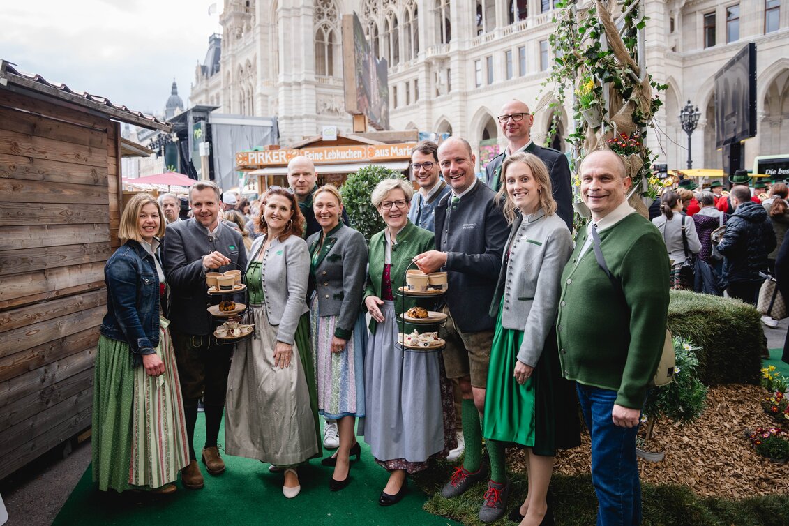 Die steirischen Erlebnisregionen beim Steiermark-Frühling, von links: Ute Gurdet (GF Hochsteiermark), Michael Feiertag (GF STG), Susanne Haubenhofer (GF Region Graz), Stefan Schindler (GF Oststeiermark), Pamela Binder (GF Ausseerland Salzkammergut), Evelyn Schweinzger (GF Südsteiermark), Lukas Bencsics (GF Murau), Mathias Schattleitner (GF Schladming-Dachstein), Christian Contola (GF Thermen- und Vulkanland), Isabella Painhapp (GF Murtal), Andreas Jandrischits (GF Erzberg Leoben) | © STG | Michaela Lorber | © STG | Michaela Lorber