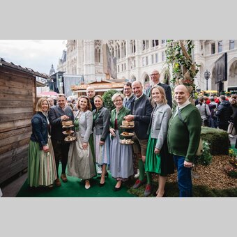 Die steirischen Erlebnisregionen beim Steiermark-Frühling, von links: Ute Gurdet (GF Hochsteiermark), Michael Feiertag (GF STG), Susanne Haubenhofer (GF Region Graz), Stefan Schindler (GF Oststeiermark), Pamela Binder (GF Ausseerland Salzkammergut), Evelyn Schweinzger (GF Südsteiermark), Lukas Bencsics (GF Murau), Mathias Schattleitner (GF Schladming-Dachstein), Christian Contola (GF Thermen- und Vulkanland), Isabella Painhapp (GF Murtal), Andreas Jandrischits (GF Erzberg Leoben) | © STG | Michaela Lorber
