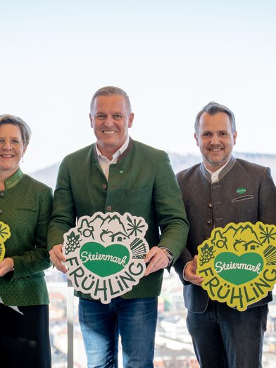 Gruppe von links: Josef Rieberer (GF Brauerei Murau), Evelyn Schweinzger (GF Erlebnisregion Südsteiermark), Landeshauptmann Mario Kunasek, Michael Feiertag (GF STG/Sterische Tourismus und Standortmarketing GmbH) und Sterne- und Haubenkoch Richard Rauch mit neuem Steiermark-Frühling-Logo für den großen Steiermark-Auftritt in Wien bei strahlendem Sonnenschein mit Ausblick über Graz. | © STG | Jaden Gynes