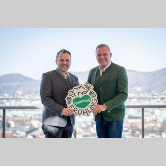 2er von links: Michael Feiertag (GF STG/Sterische Tourismus und Standortmarketing GmbH) und Landeshauptmann Mario Kunasek mit dem neuen Steiermark-Frühling-Logo als Vorboten. | © STG | Jaden Gynes