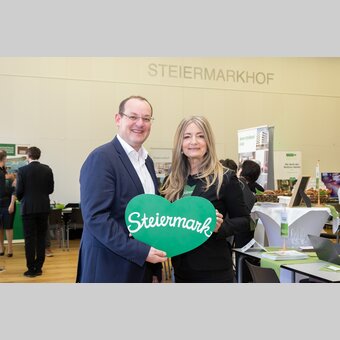 Markus Leitner (STG) und Mag. Andrea Sajben (Leitung Steiermark Convention) bei der 20. Tagungsmesse in Graz. | © Steiermark Convention | Harry Schiffer