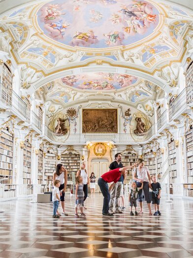 Kinderbesuch in der weltgrößten Klosterbibliothek | © Thomas Sattler | © Thomas Sattler