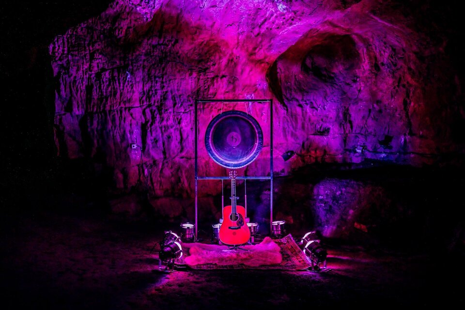 Gong und Gitarre als Klanginstallation in der Lurgrotte Peggau. | © Freilichtmoment-Sabrina Stummer