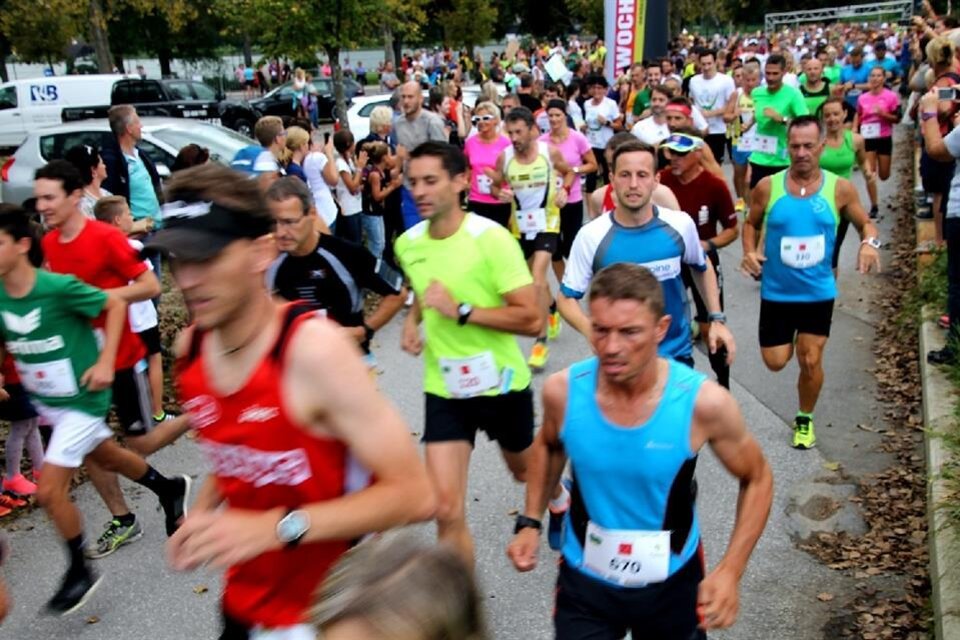 Eine lebhafte Laufveranstaltung mit vielen Teilnehmern in verschiedenen Sportoutfits. Die Läufer sind motiviert und bewegen sich schnell auf der Strecke. | © LG Apfelland