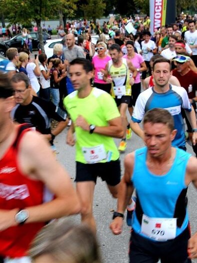 A lively running event with many participants in various sports outfits. The runners are motivated and move quickly along the route. | © LG Apfelland