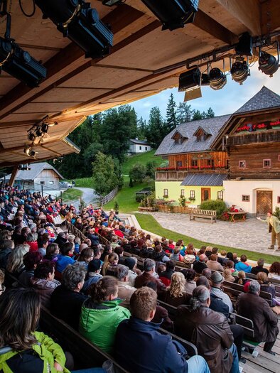 Tribune with spectators and view of the open-air stage of the Huab'n Theater at Brandlucken | © Huab'n Theater
