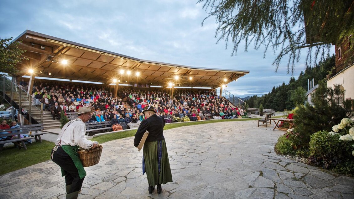Schauspieler auf der Freilichtbühne des Huab'n Theaters mit zahlreichen Zuschauern | © Huab'n Theater