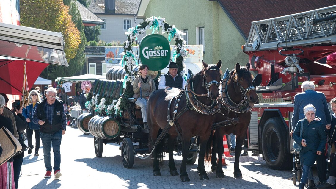 Herzförmige Lebkuchen in bunten Farben hängen an Schnüren. Im Hintergrund leuchten unscharfe Lichter und schaffen eine festliche Stimmung. | © Echtzeit TV