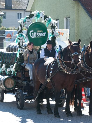 Heart-shaped gingerbread in colorful hues hang by strings. In the background, blurry lights create a festive atmosphere. | © Echtzeit TV