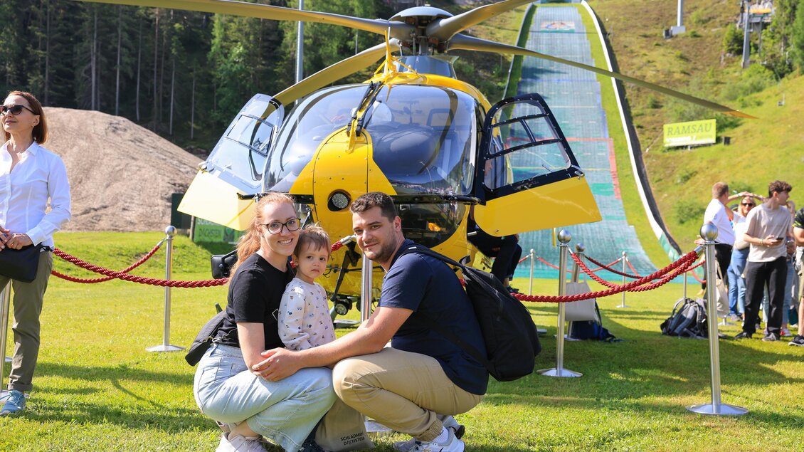 Familie mit Rettungshubschrauber | © Martin Huber