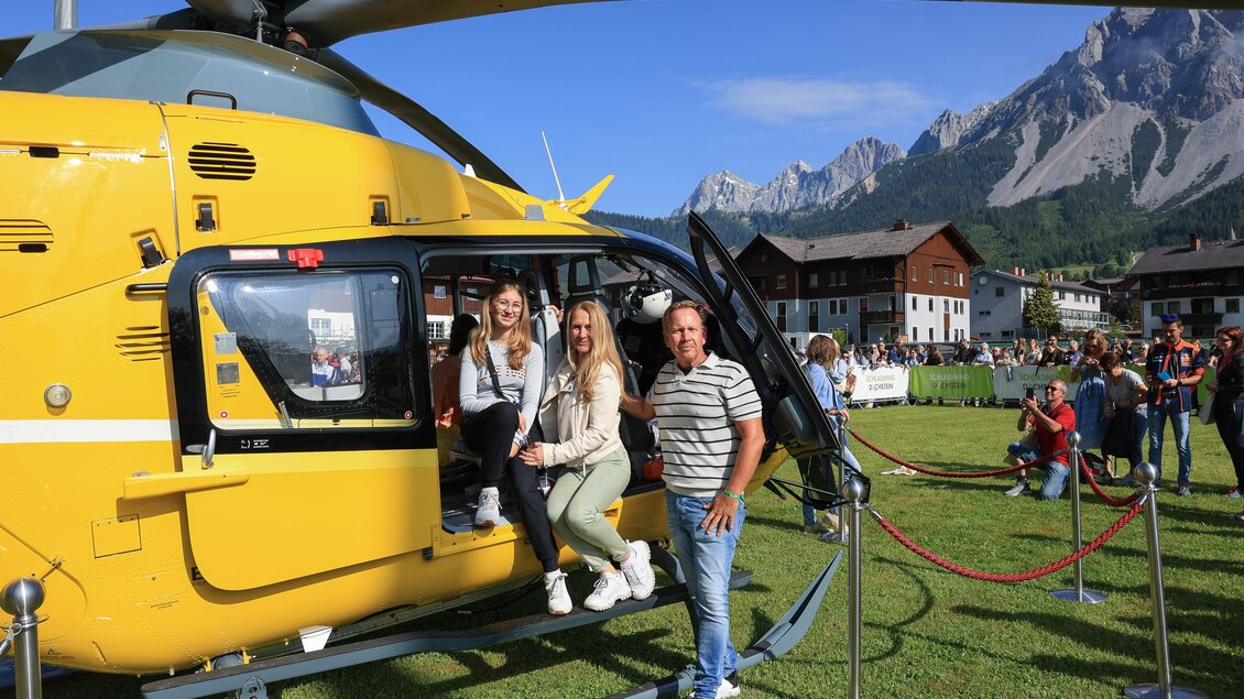 Personen mit Rettungshubschrauber | © Martin Huber