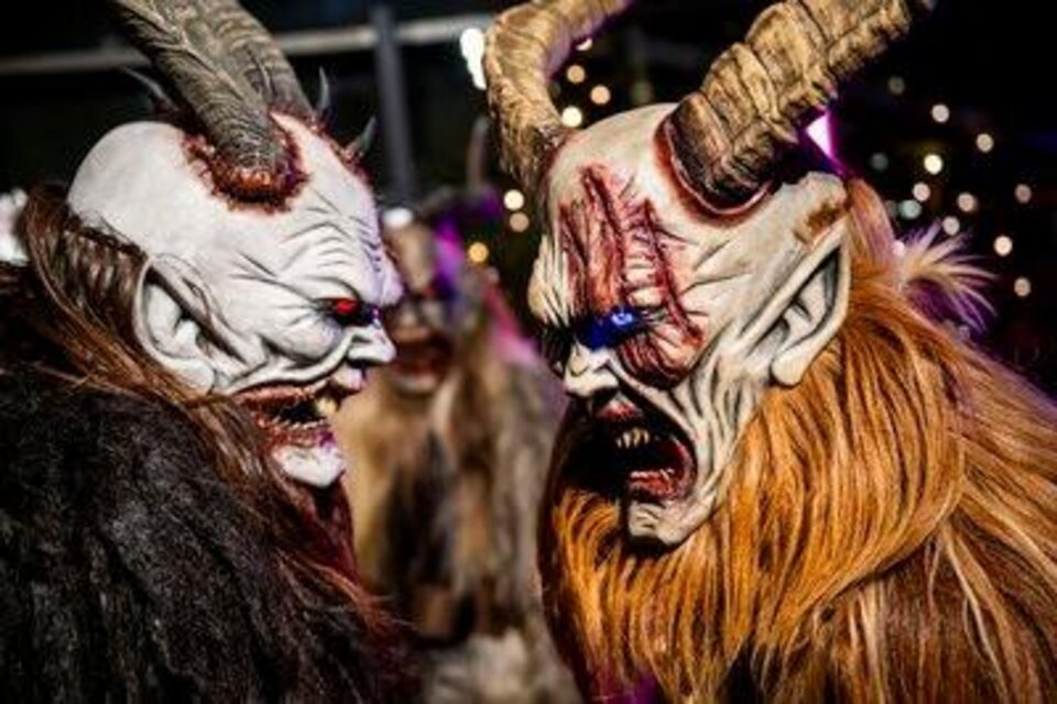 Zwei maskierte Figuren mit Hörnern stehen sich gegenüber und schauen bedrohlich. Die Masken sind schaurig und detailreich gestaltet. | © Red Bull Ring