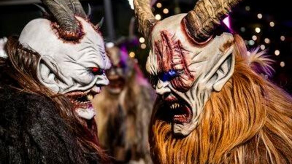 Zwei maskierte Figuren mit Hörnern stehen sich gegenüber und schauen bedrohlich. Die Masken sind schaurig und detailreich gestaltet. | © Red Bull Ring