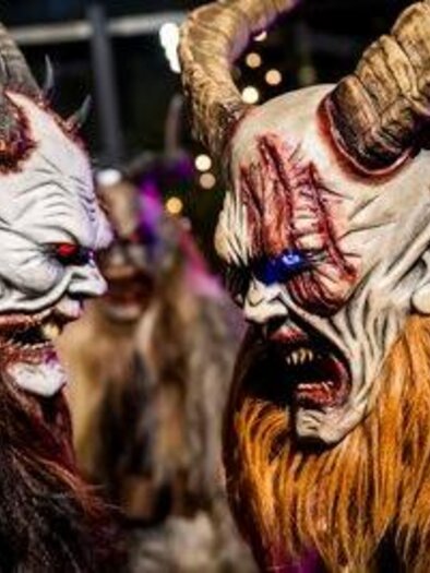 Zwei maskierte Figuren mit Hörnern stehen sich gegenüber und schauen bedrohlich. Die Masken sind schaurig und detailreich gestaltet. | © Red Bull Ring