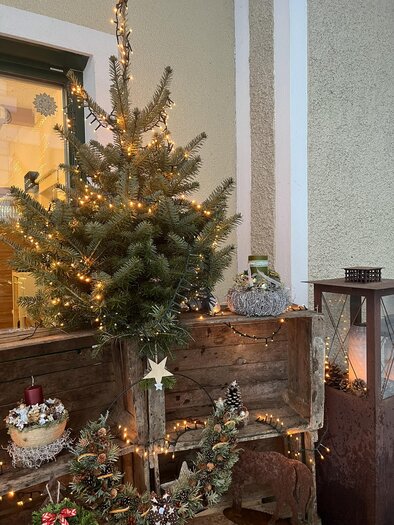 Kis karácsonyfa ünnepélyesen díszítve a Moarhofhechtl-ban Passailban | © Moarhofhechtl