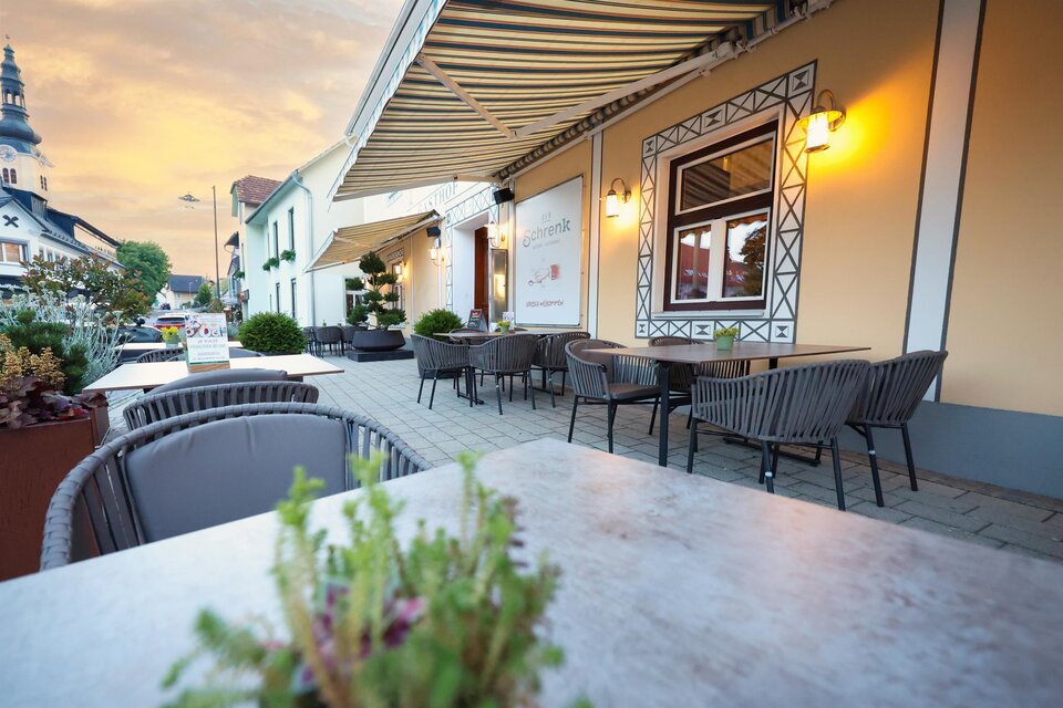 Eine einladende Terrasse eines Cafés mit modernen Möbeln. Die Atmosphäre ist gemütlich und perfekt für einen entspannten Aufenthalt. | © Tourismusverband Oststeiermark