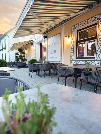 An inviting terrace of a café with modern furniture. The atmosphere is cozy and perfect for a relaxed stay. | © Tourismusverband Oststeiermark