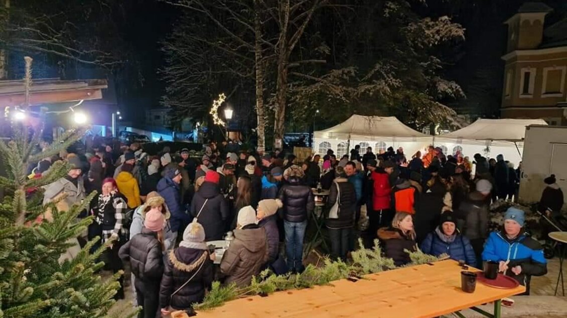 Eine große Menschenmenge versammelt sich bei einem nächtlichen Fest mit bunten Lichtern. In der Hintergrund sind Zelte und Bäume zu sehen. | © Kirtagsverein