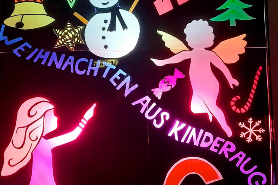 Bunte Weihnachtsdekoration mit einem Schneemann, Geschenken und festlichen Symbolen. Der Text „Weihnachten aus Kinderaugen“ wird in leuchtenden Farben präsentiert.