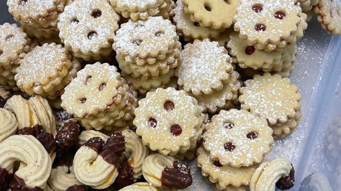 Eine Vielzahl von Keksen in verschiedenen Formen und Geschmacksrichtungen. Einige sind mit Puderzucker bestäubt, während andere mit Schokolade überzogen sind. | © Bio Hotel Tiefenbach