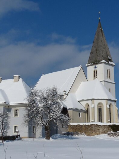 A snowy landscape with a pretty building and a church. The sky is clear and blue. | © Gemeinde Hirschegg-Kopp Josef