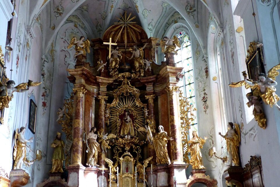 Blick auf den Altar der Frauenkirche in der Gemeinde Pernegg an der Mur