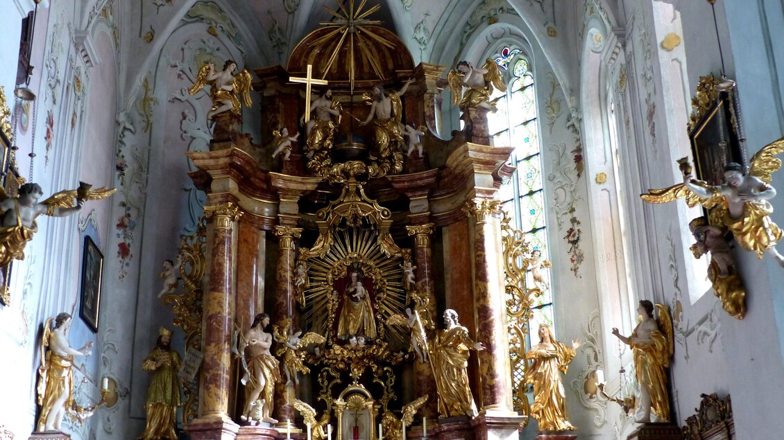 Blick auf den Altar der Frauenkirche in der Gemeinde Pernegg an der Mur