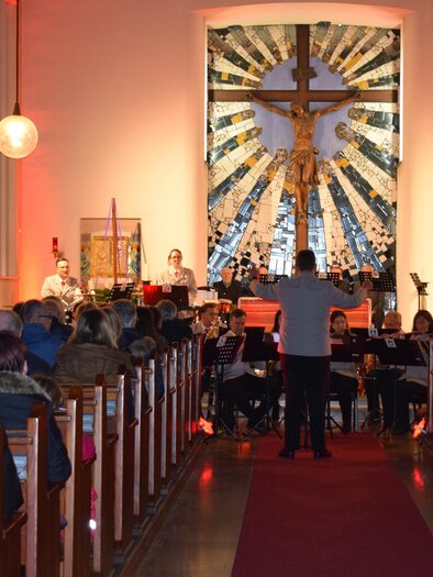A full church during a concert. In the background, there is a large cross and the stage is moodily lit. | © Stadtgemeinde Bärnbach