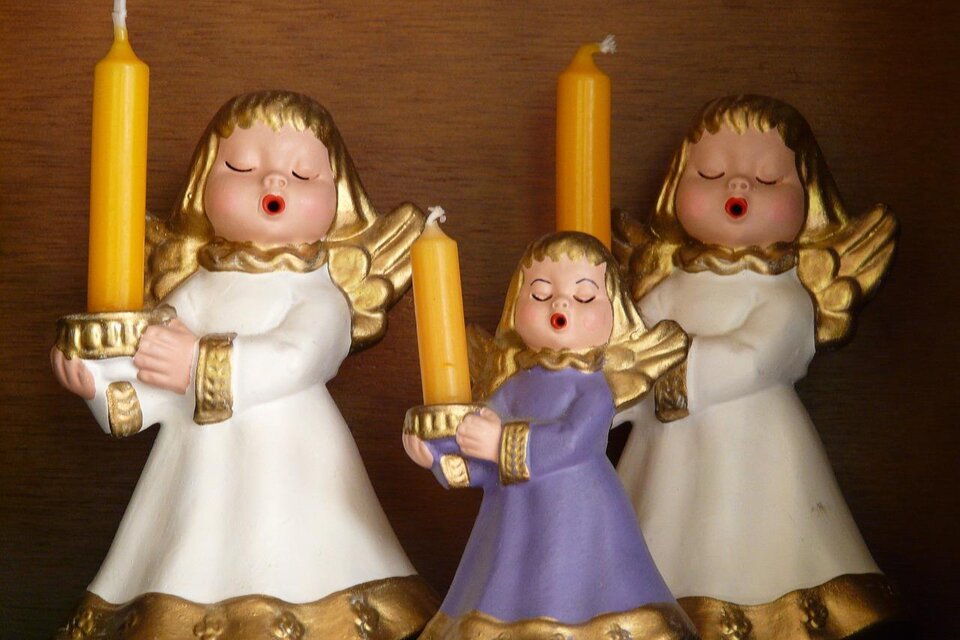 Drei Engel mit Kerzen in den Händen. Die Engel sind in verschiedenen Farben gekleidet und haben goldene Flügel. | © Pixabay.com