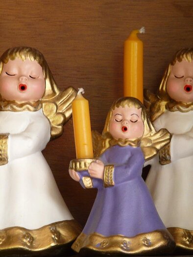 Three angels holding candles in their hands. The angels are dressed in different colors and have golden wings. | © Pixabay.com