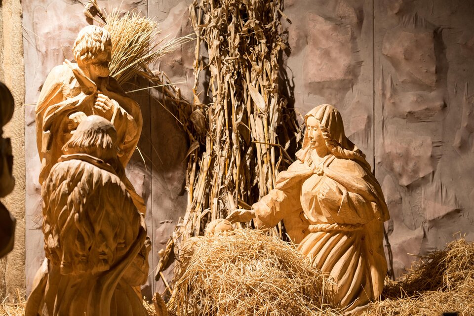 Ein kunstvolles Weihnachtsmotiv mit Figuren, die Maria und Josef darstellen. Die Szene ist mit Heu und natürlichen Materialien gestaltet. | © Ulricht Thausing