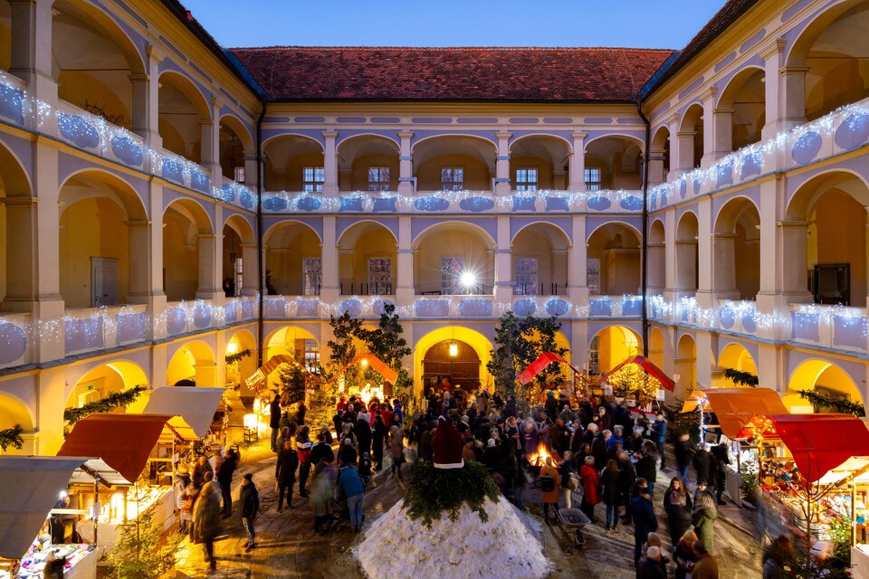 Kleine Holzhütten im Innenhof des Schloss Piber zum Verkauf von Kunsthandwerk und Kulinarik, bei vorweihnachtlicher Stimmung. | © Harry Schiffer