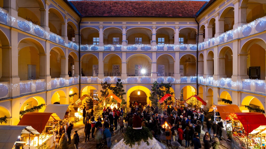 Kleine Holzhütten im Innenhof des Schloss Piber zum Verkauf von Kunsthandwerk und Kulinarik, bei vorweihnachtlicher Stimmung. | © Harry Schiffer