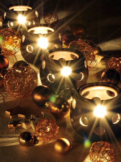 A festive arrangement of candle holders and golden ornaments. The warm light creates a cozy atmosphere. | © pixabay.com