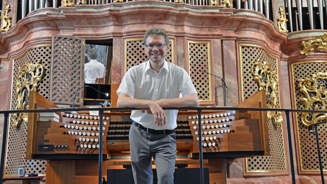 Der Domorganist Iwan Christian steht an der Brüstung vor der Domorgel.  | © Dommusik-Tina Göbel