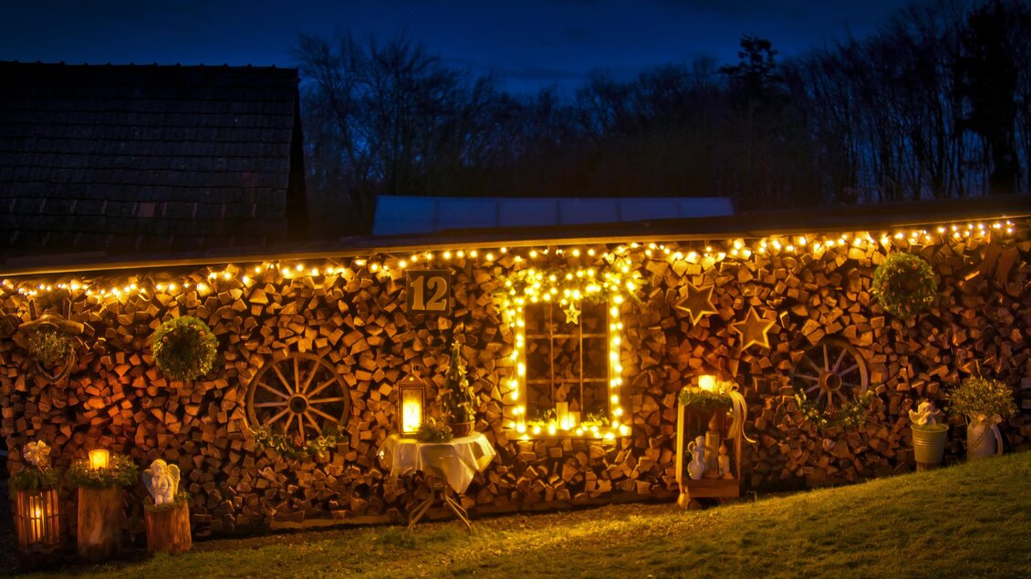 Ab der Dämmerung sind die Stationen beleuchtet | © Franz Harb