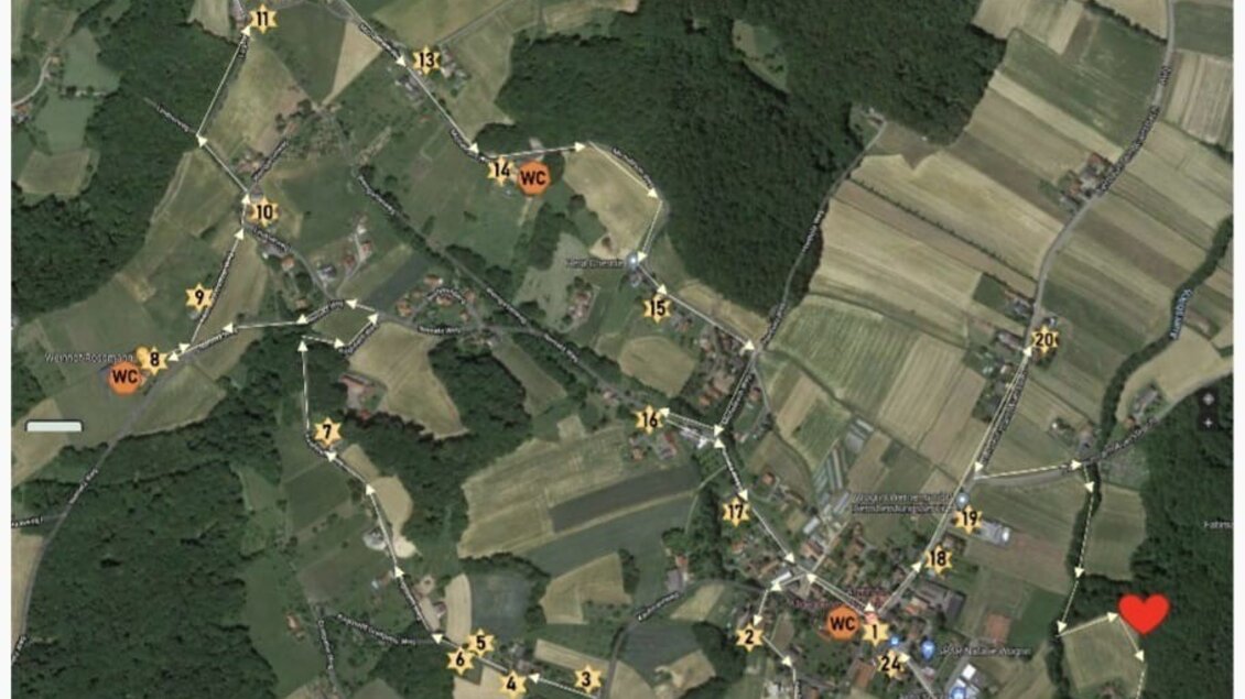 Eine Karte einer ländlichen Umgebung mit markierten Punkten. Die Symbole zeigen verschiedene Einrichtungen, wie Toiletten und Wanderwege. | © Chorgemeinschaft Bierbaum