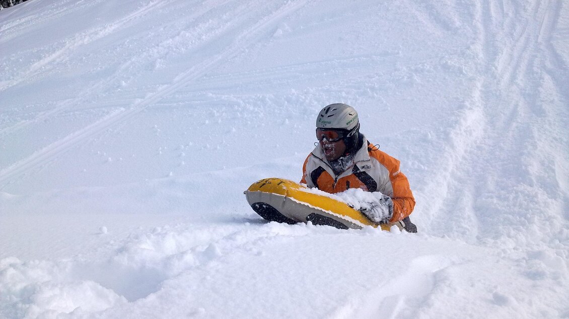 Ein Mensch fährt auf einem Schlitten durch den Schnee. Die Umgebung ist winterlich und vereist. | © OCT