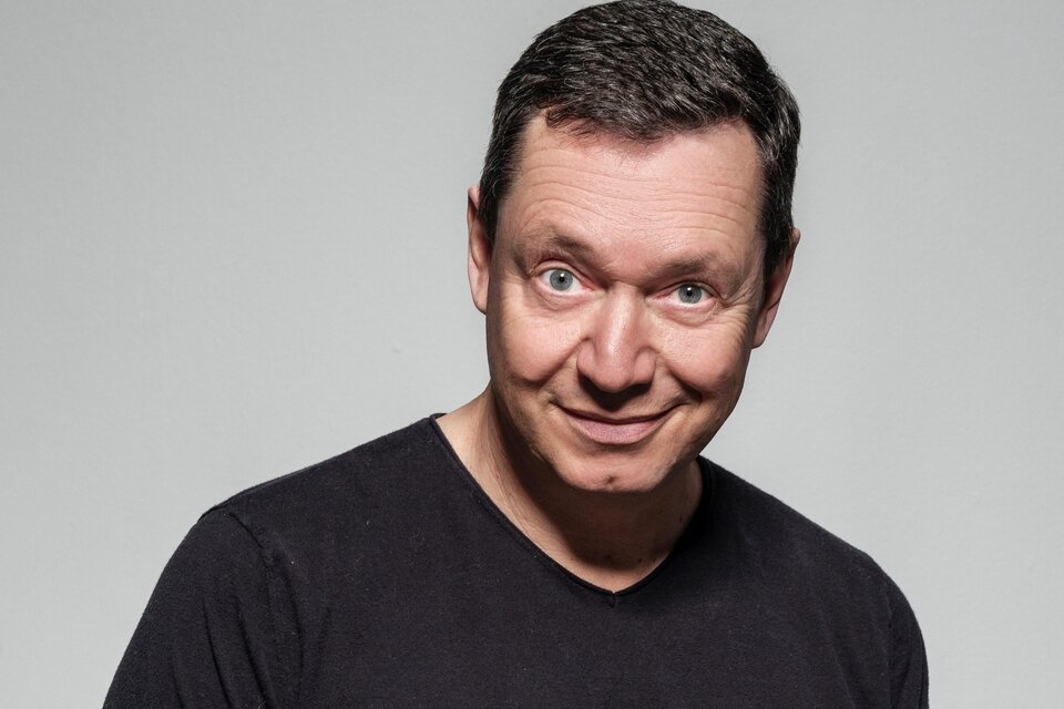 Ein Mann mit kurzen Haaren lächelt in die Kamera. Er trägt ein schwarzes T-Shirt und hat einen freundlichen Gesichtsausdruck. | © c-stefan-gergely_2