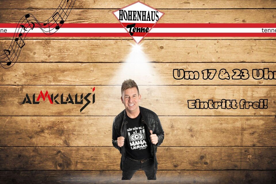 Ein fröhlicher Musiker namens AlmKlausi steht vor einer Holzwand, umgeben von Musikelementen. Die Veranstaltung findet im Hohenhaus Tenne um 17 und 23 Uhr statt, der Eintritt ist frei. | © Hohenhaus Tenne
