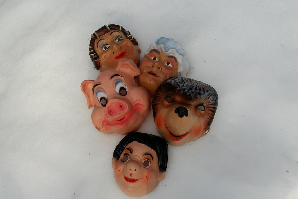 Fünf verschiedene Masken liegen auf Schnee. Sie zeigen verschiedene Gesichter, darunter ein Schaf und ein Schwein. | © Kirchschlager Petra