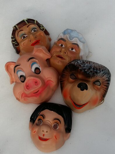 Fünf verschiedene Masken liegen auf Schnee. Sie zeigen verschiedene Gesichter, darunter ein Schaf und ein Schwein. | © Kirchschlager Petra