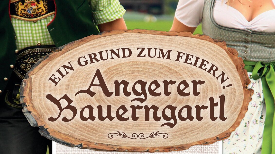 Ein rustikales Schild mit der Aufschrift "Angerer Bauerngartl" und der Einladung zum Feiern. Im Hintergrund sind Menschen in traditioneller Kleidung zu sehen. | © Marktgemeinde Anger