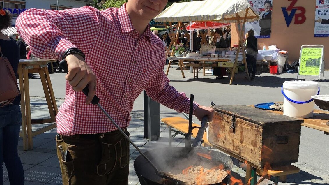 Trationelles Sterzkochen beim Angerer Bauerngartl. | © Oststeiermark Tourismus