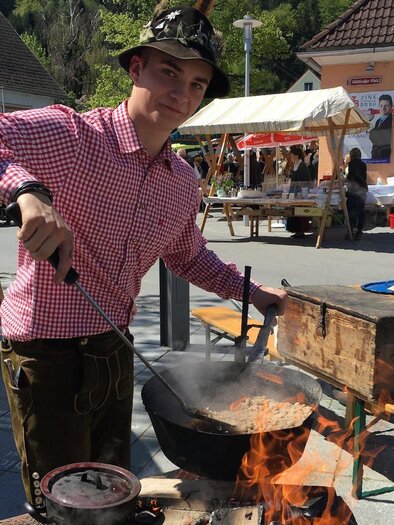 Traditional sterilization cooking at the Angerer farmhouse garden. | © Oststeiermark Tourismus
