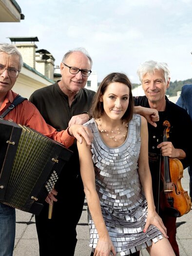 ANIADA A NOAR x | © ANIADA A NOAR