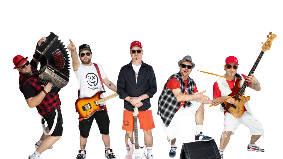 Eine Gruppe von vier Musikern mit verschiedenen Instrumenten. Sie tragen auffällige Kleidung und haben eine lebhafte Ausstrahlung. | © „ENDLICH-KRAWALL&quot;