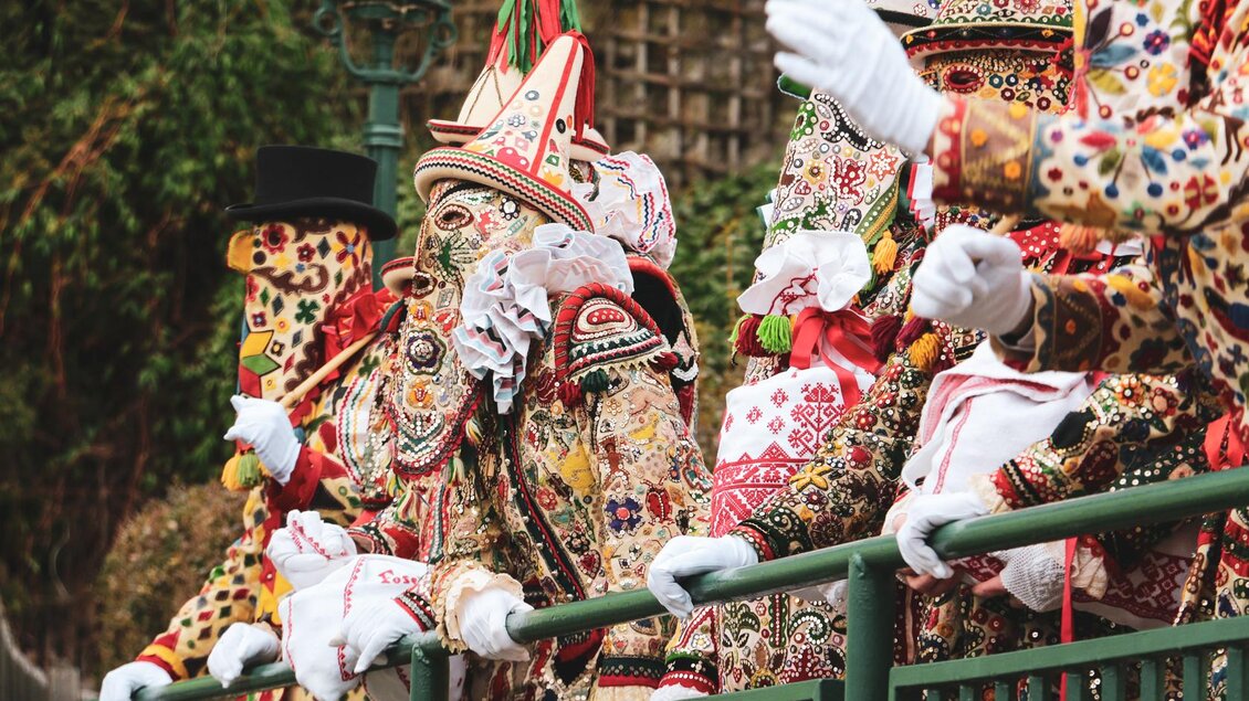 Ein bunter Karneval mit festlich gekleideten Maskenträgern. Die Verkleidungen sind reich verziert und zeigen verschiedene Muster. | © TVB Ausseerland - Theresa Schwaiger